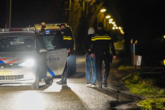 Politie rijdt auto klem en arresteert drie mannen