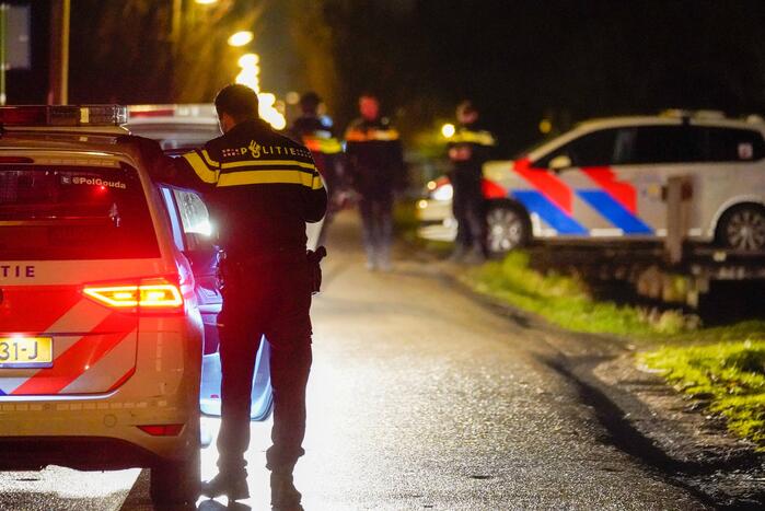Politie rijdt auto klem en arresteert drie mannen