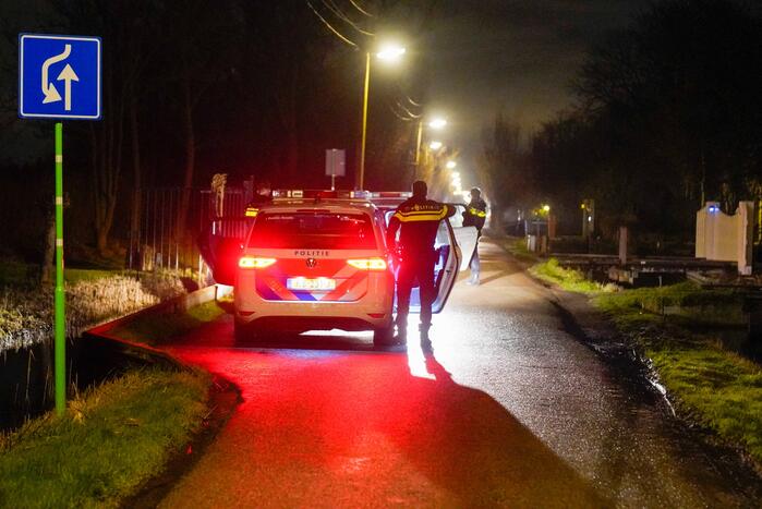Politie rijdt auto klem en arresteert drie mannen