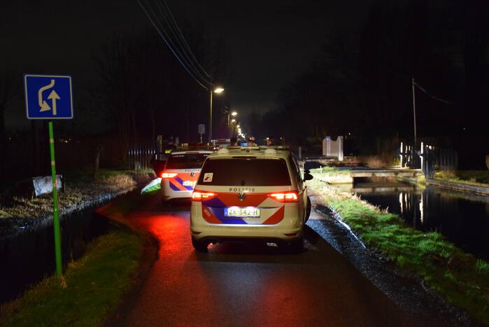 Politie rijdt auto klem en arresteert drie mannen