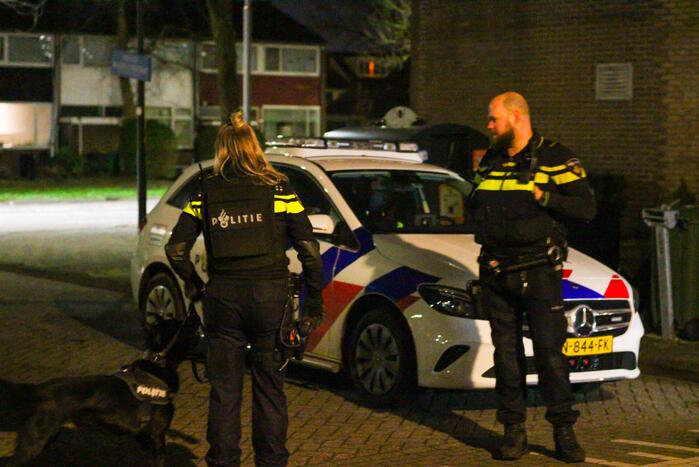 Politie doorzoekt auto na melding van vuurwapen