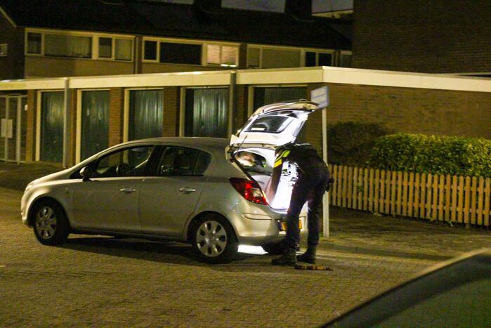 Politie doorzoekt auto na melding van vuurwapen