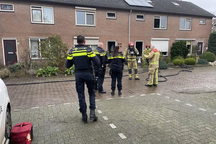 Kat uit woning gehaald na brand in keuken