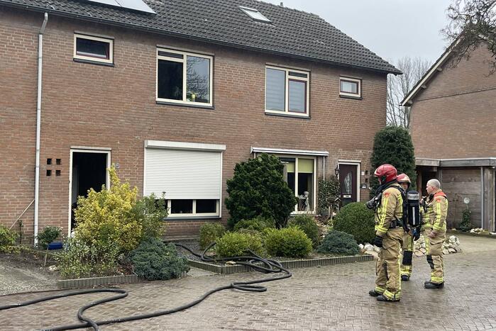 Kat uit woning gehaald na brand in keuken