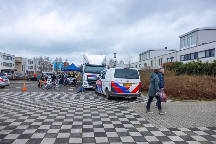 Mobiel Media Lab op parkeerterrein Winkelcentrum Emiclaer