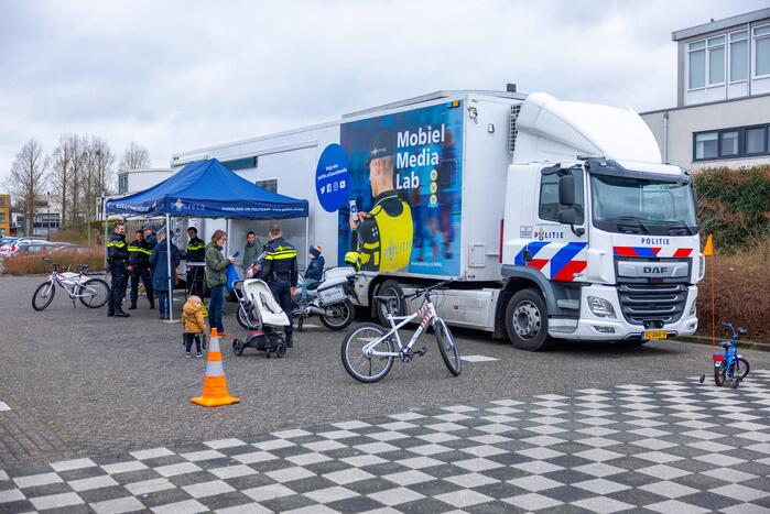 Mobiel Media Lab op parkeerterrein Winkelcentrum Emiclaer