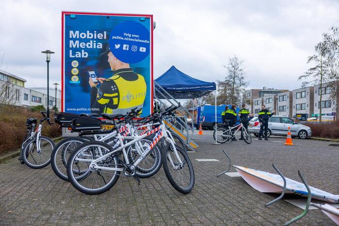 Mobiel Media Lab op parkeerterrein Winkelcentrum Emiclaer