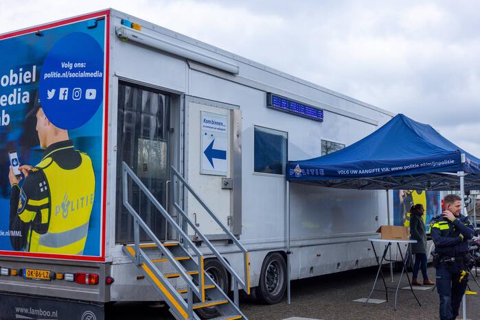 Mobiel Media Lab op parkeerterrein Winkelcentrum Emiclaer