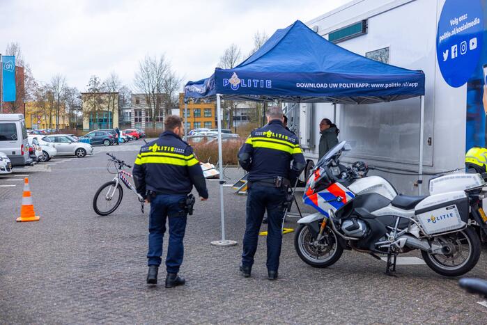 Mobiel Media Lab op parkeerterrein Winkelcentrum Emiclaer