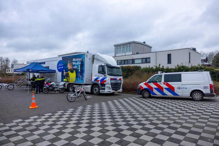 Mobiel Media Lab op parkeerterrein Winkelcentrum Emiclaer