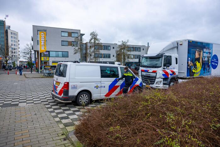 Mobiel Media Lab op parkeerterrein Winkelcentrum Emiclaer
