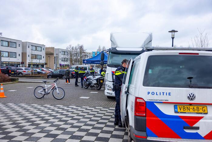 Mobiel Media Lab op parkeerterrein Winkelcentrum Emiclaer