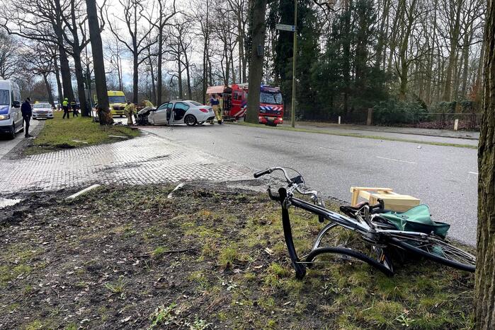 Mercedes-Benz botst op fietser en knalt op boom
