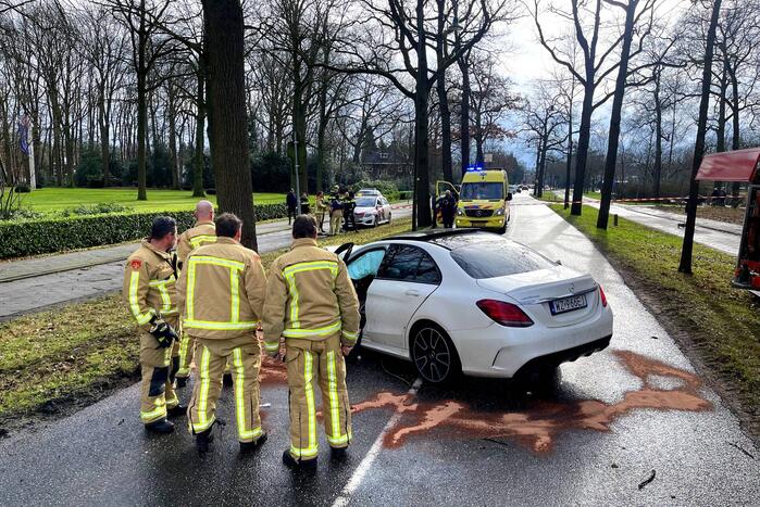 Mercedes-Benz botst op fietser en knalt op boom