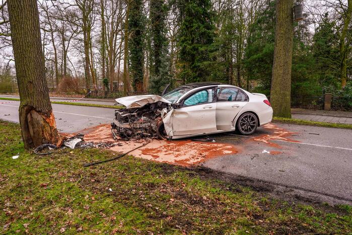 Mercedes-Benz botst op fietser en knalt op boom