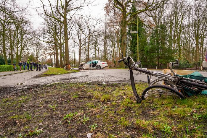 Mercedes-Benz botst op fietser en knalt op boom