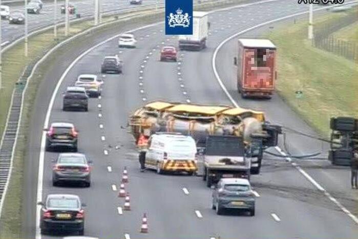 Rijstroken snelweg dicht door gekantelde vrachtwagen