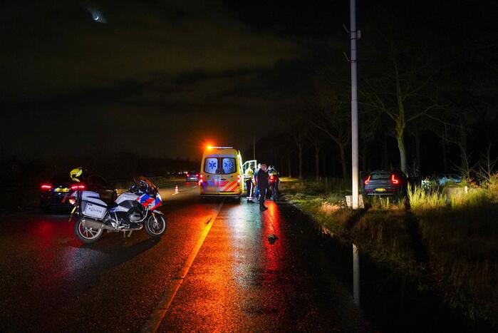 Auto crasht tegen boom