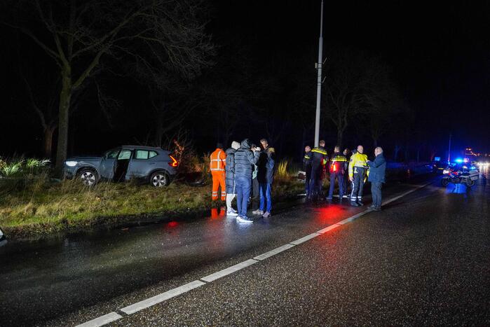 Auto crasht tegen boom