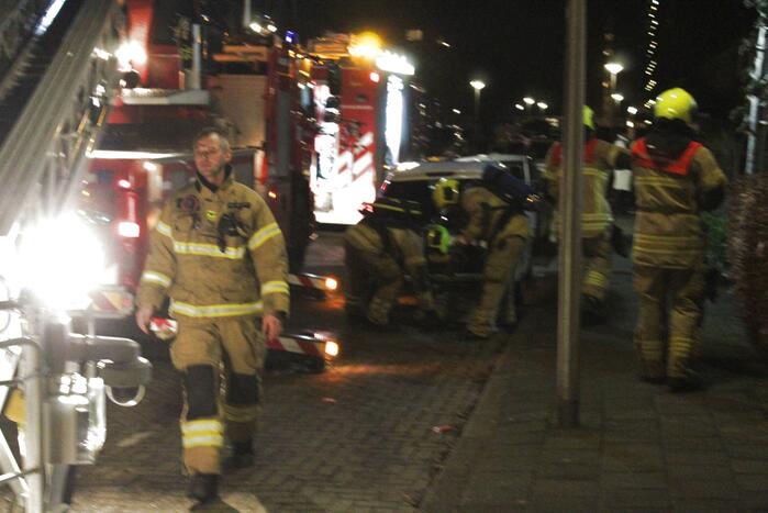 Brandweer veegt schoorsteen na brandmelding