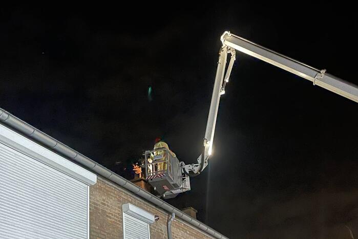 Brandweer dooft brand in schoorsteen