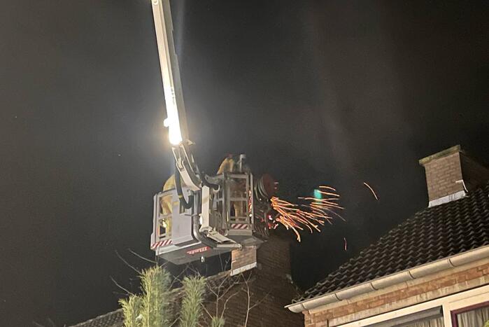 Brandweer dooft brand in schoorsteen