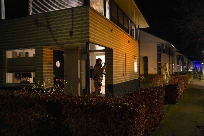 Brandweer controleert woning vanwege brand in lamp