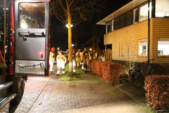 Brandweer controleert woning vanwege brand in lamp