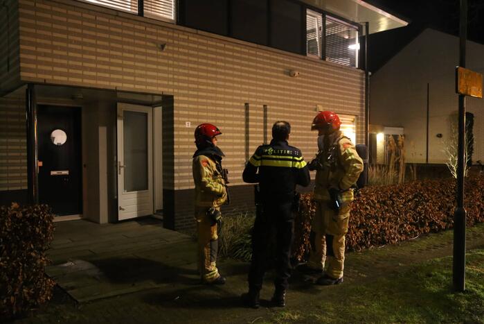Brandweer controleert woning vanwege brand in lamp