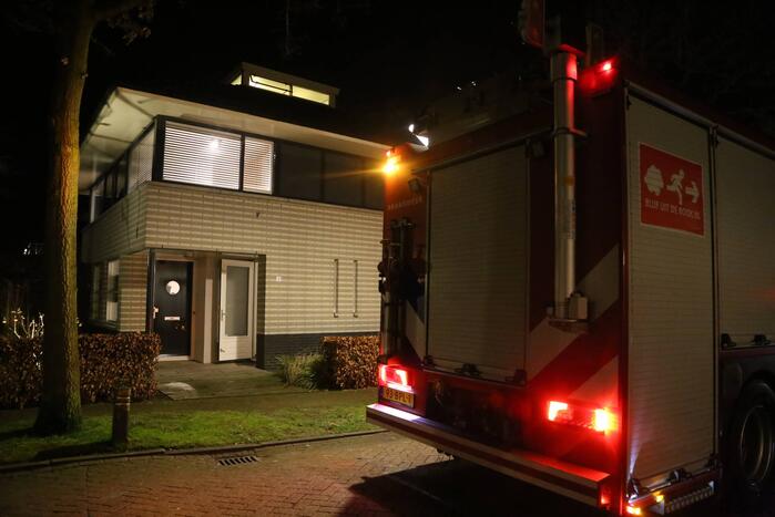 Brandweer controleert woning vanwege brand in lamp