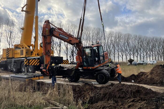 Graafmachine belandt in sloot