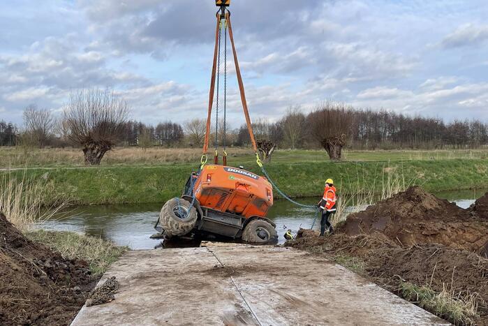 Graafmachine belandt in sloot