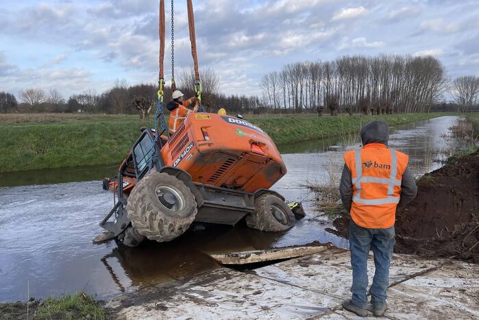 Graafmachine belandt in sloot