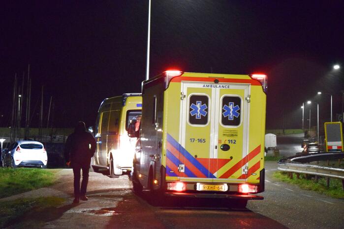 Twee personen te water na omslaan van zeilboot