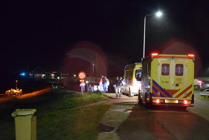 Twee personen te water na omslaan van zeilboot