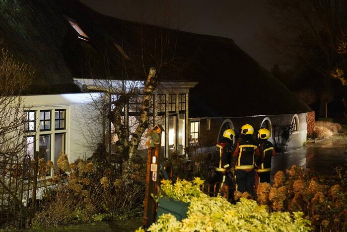 Brandweer ventileert woning vanwege brand in schoorsteen