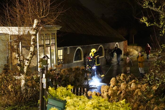Brandweer ventileert woning vanwege brand in schoorsteen