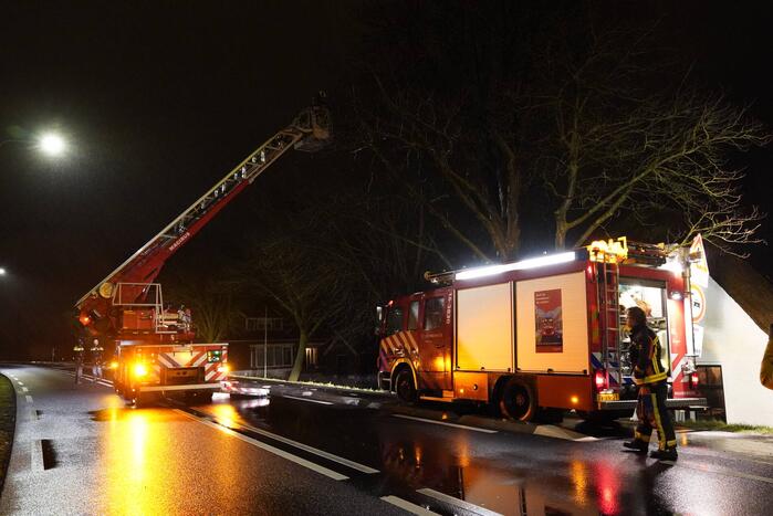 Brandweer ventileert woning vanwege brand in schoorsteen