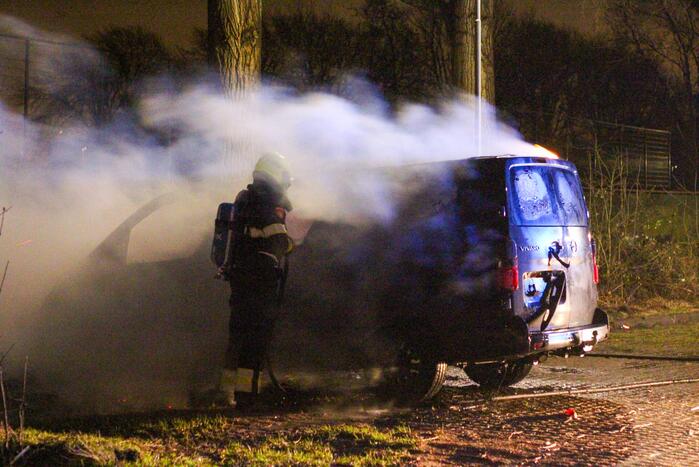 Busje volledig verwoest vanwege brand