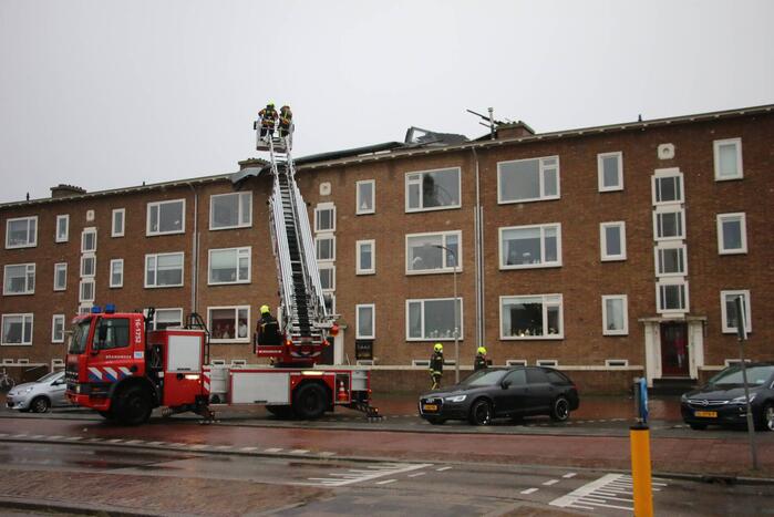 Groot stuk dak waait van flat