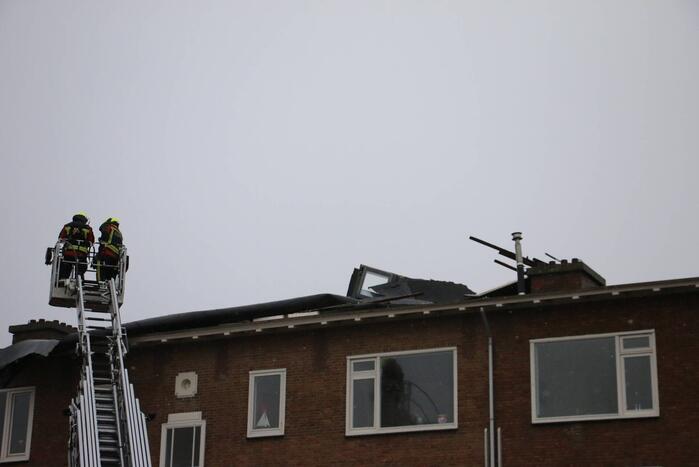 Groot stuk dak waait van flat
