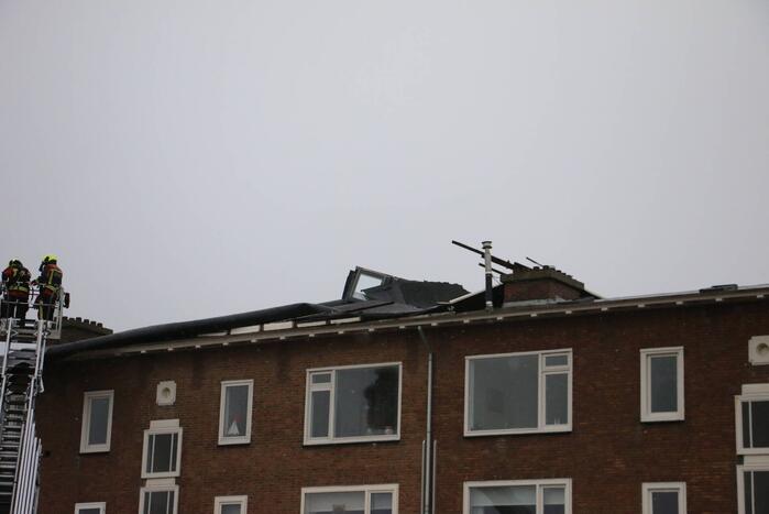 Groot stuk dak waait van flat