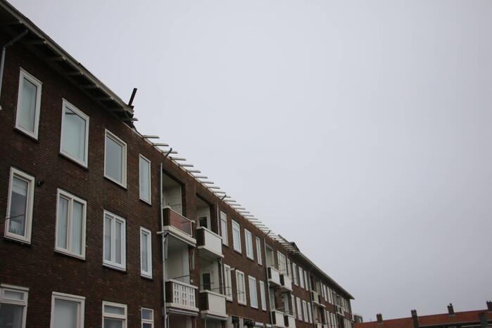 Groot stuk dak waait van flat
