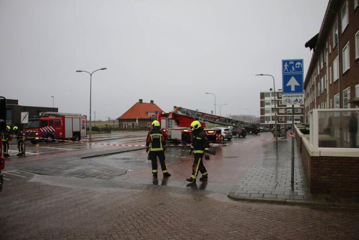 Groot stuk dak waait van flat