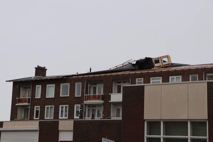 Groot stuk dak waait van flat