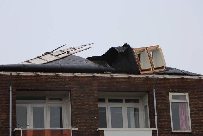 Groot stuk dak waait van flat
