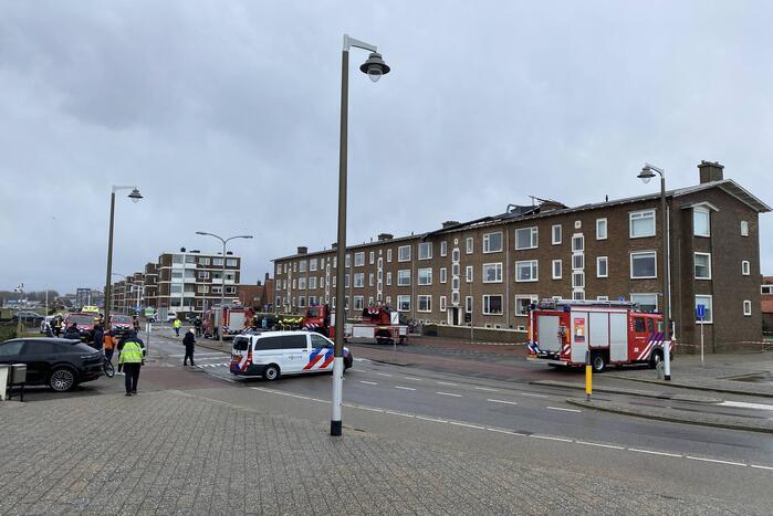 Groot stuk dak waait van flat