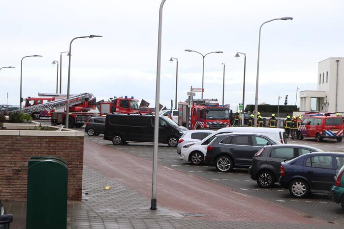 Groot stuk dak waait van flat