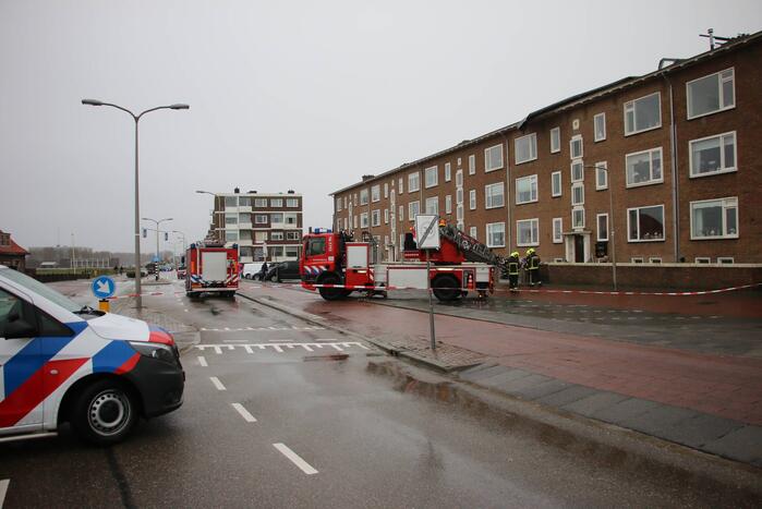 Groot stuk dak waait van flat