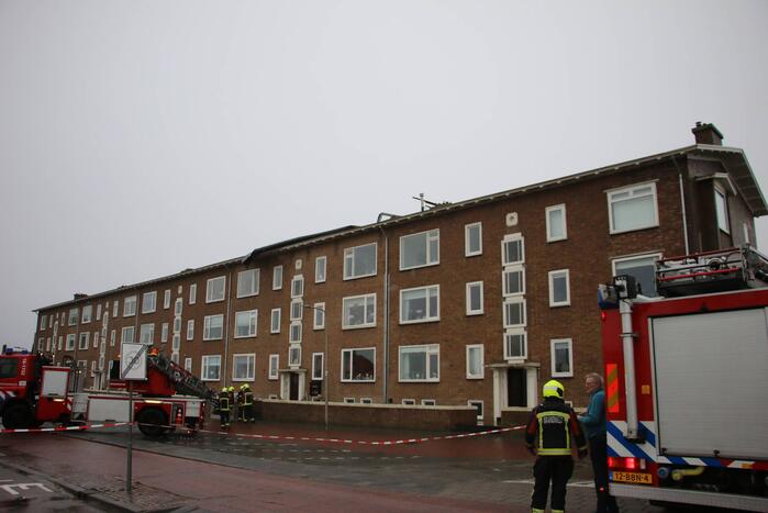 Groot stuk dak waait van flat